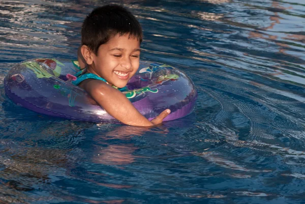 Przystojny Indiański Chłopiec Pływający Szczęśliwie Basenie — Zdjęcie stockowe