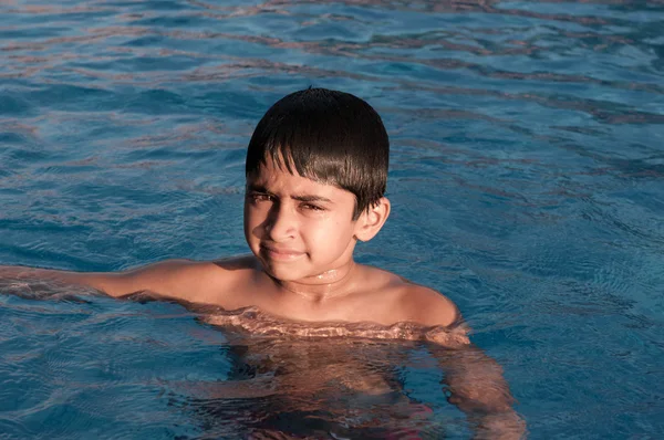 Belo Menino Indiano Nadando Feliz Piscina — Fotografia de Stock