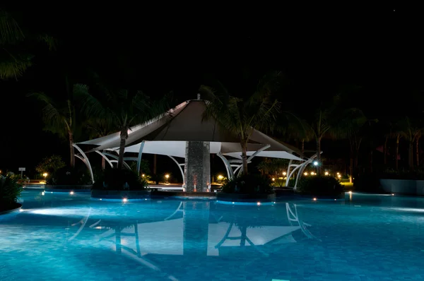Une Jolie Piscine Nuit Dans Resort Local — Photo
