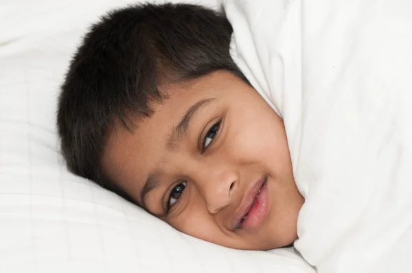 Ein Hübsches Indisches Kind Lächelt Für Dich — Stockfoto