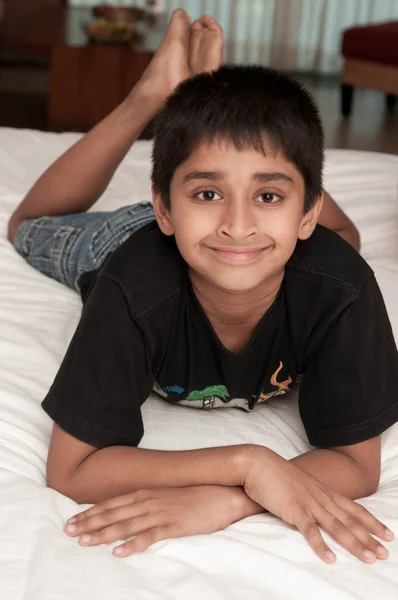 Красива Індійська Дитина Посміхається Тобі — стокове фото