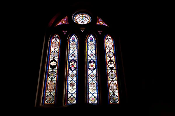 Schön dekorierte Glasfenster an einer örtlichen Kirche — Stockfoto