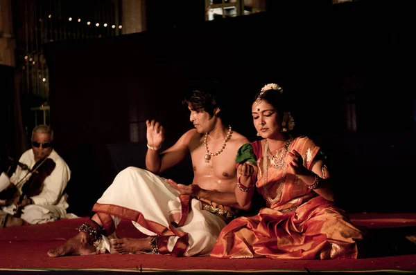 Chennai Jan Tancerze Wykonują Przypadku Tradycyjnych Ludowych Nazwie Mylapore Festiwal — Zdjęcie stockowe