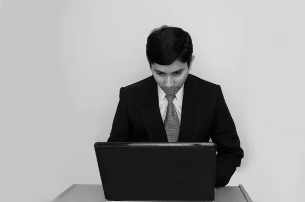 Belo Empresário Indiano Trabalhando Laptop — Fotografia de Stock