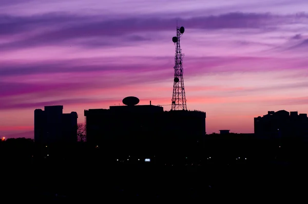 熱帯日没時に背の高い通信鉄塔 — ストック写真