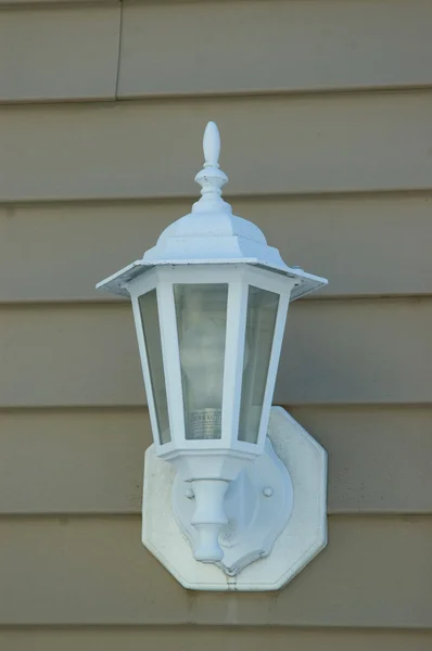 Eine Weiße Veranda Licht Gegen Ein Braunes Abstellgleis — Stockfoto