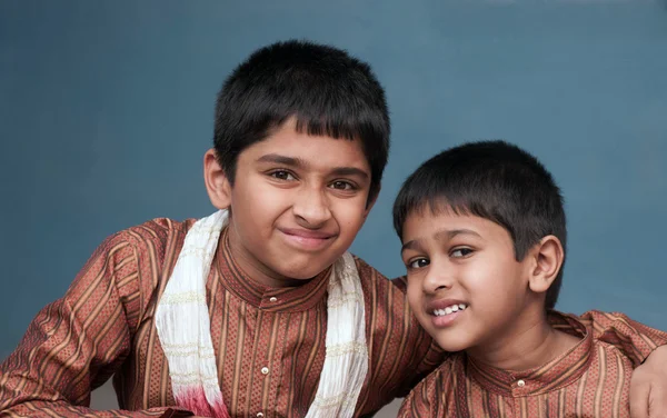 Két Csinos Indiai Fivérek Boldog — Stock Fotó