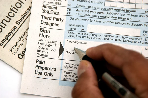 Vergi dosyalama bir vergi formu kavramı imzalama el — Stok fotoğraf