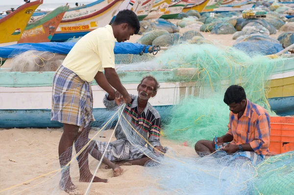 Pêcheur tissant des filets sur la côte indienne — Photo