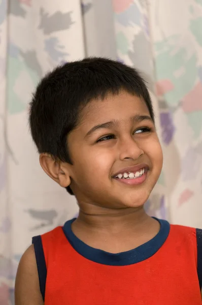 Um menino indiano bonito que parece muito pensativo — Fotografia de Stock