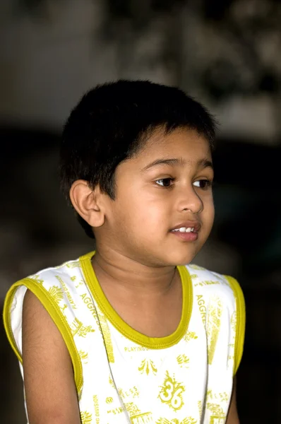 Ein gutaussehendes indisches Kind sieht sehr nachdenklich aus — Stockfoto