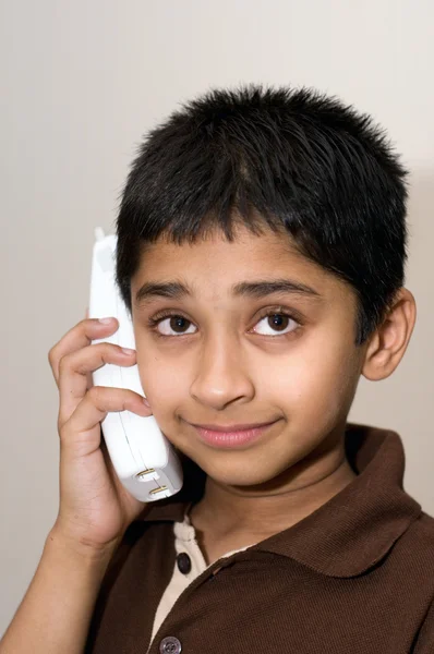 Een Knappe Indiase Kind Praten Telefoon — Stockfoto