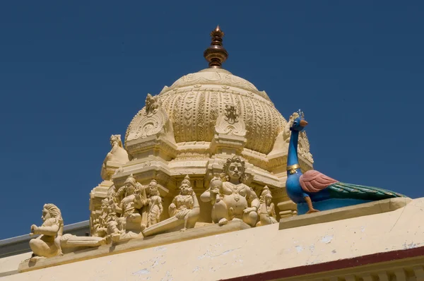 Färgglada skulptur på ett traditionella hinduiska tempel — Stockfoto