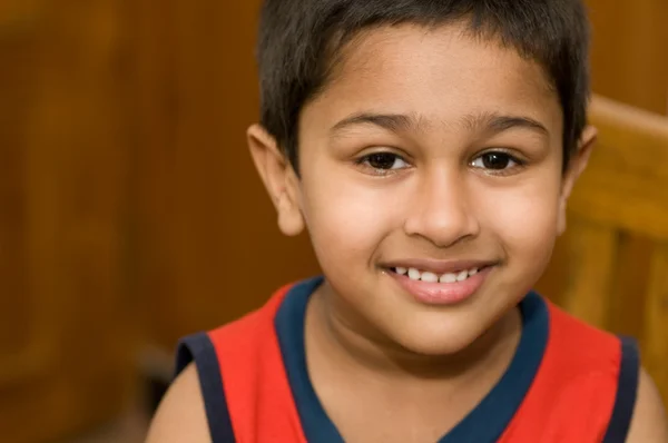 Przystojny Indyjskie Dziecko Uśmiechnięty — Zdjęcie stockowe