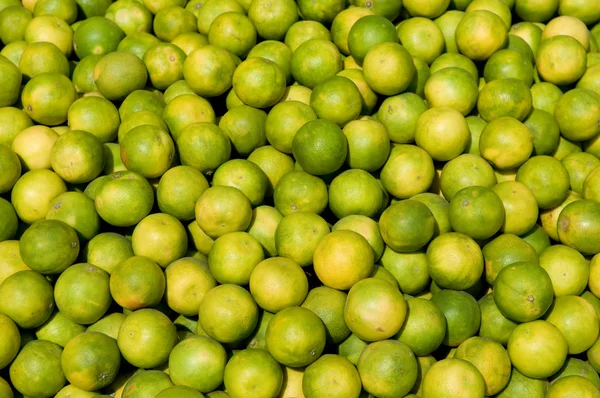 在当地的水果市场新鲜地种植的柠檬生产 — 图库照片