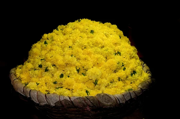 篮子里充满了黄色的花朵在本地花卉市场 — 图库照片