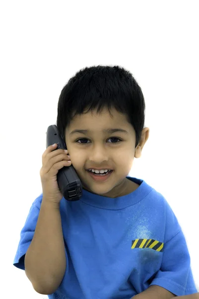 Bir Cep Telefonu Üzerinde Mutlu Bir Yakışıklı Hintli Çocuk Alking — Stok fotoğraf