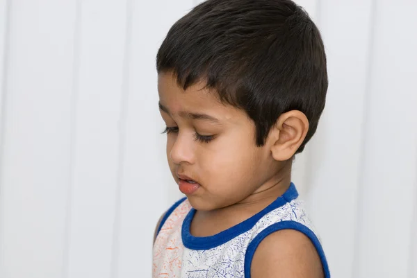 Pěkný Indické Dítě Hledá Smutný — Stock fotografie