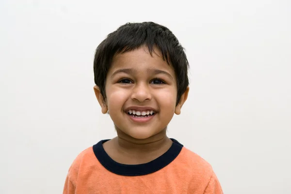 Pěkný Indické Dítě Usmívající Kameru — Stock fotografie
