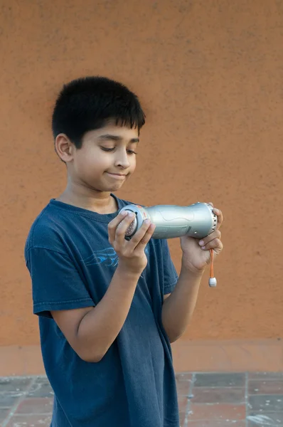 ハンサムなインド子供インターネット ビデオ ゲームをプレイ — ストック写真