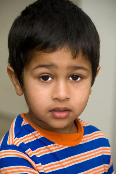 Een Knappe Indiase Kind Zoek Triest — Stockfoto
