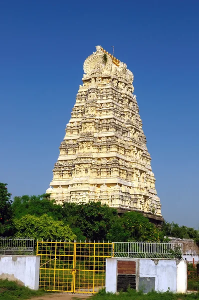 明るい晴れた日に古代インドの寺院 — ストック写真