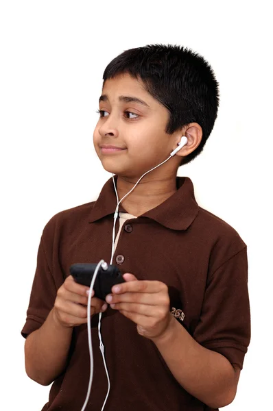 Przystojny Indyjskie Dziecko Słysząc Muzykę Słuchawkach — Zdjęcie stockowe