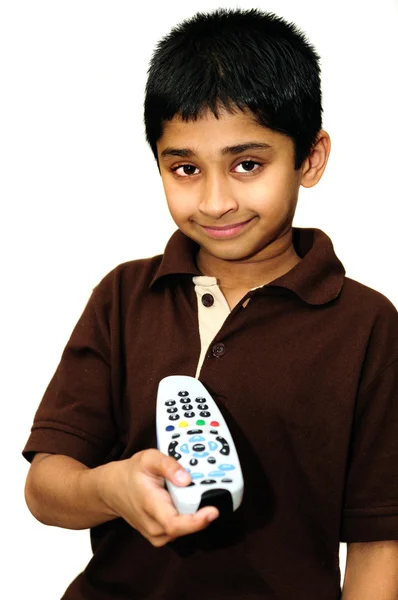 リモート コントロールを保持しているハンサムなのインドの子供 — ストック写真