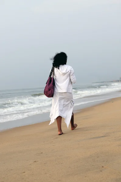 Uma Jovem Mulher Passeando Pela Praia — Fotografia de Stock