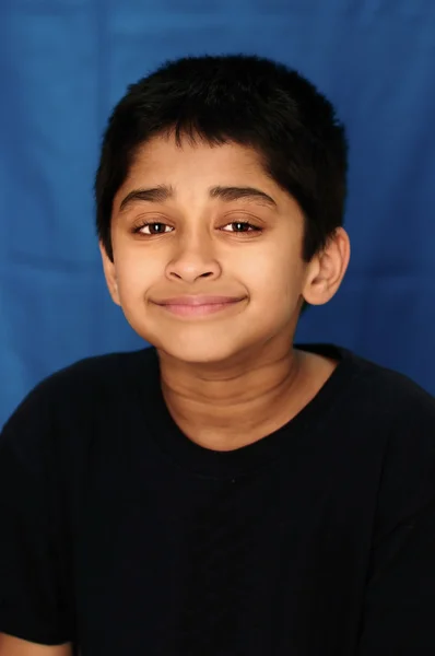 Ein Gutaussehendes Indisches Kind Das Glück Durch Fräsen Zeigt — Stockfoto