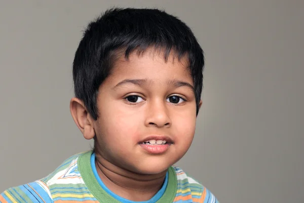 Przystojny Indyjskie Dziecko Uśmiechający Się Przed Kamerą — Zdjęcie stockowe