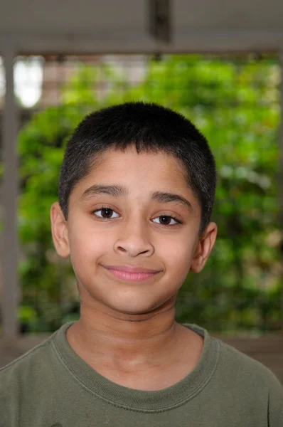 Przystojny Indyjskie Dziecko Uśmiechający Się Przed Kamerą — Zdjęcie stockowe