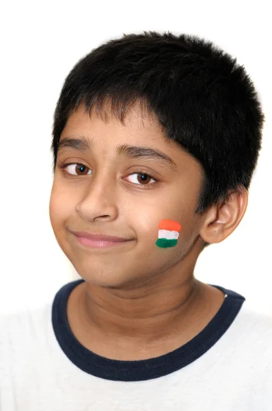英俊的印度小孩笑容与他的国家国旗画在他的脸颊上 — 图库照片