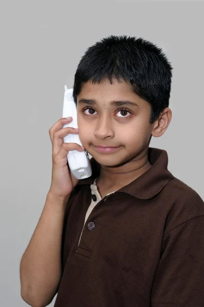 Przystojny Indyjskie Dziecko Mówiąc Telefon — Zdjęcie stockowe