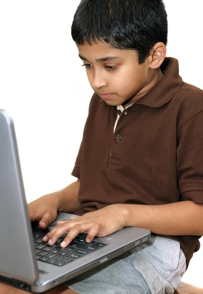 英俊年轻的印度小孩用一台笔记本电脑工作 — 图库照片