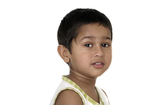Przystojny Indyjskie Dziecko Ładnie Uśmiecha Się Ciebie — Zdjęcie stockowe