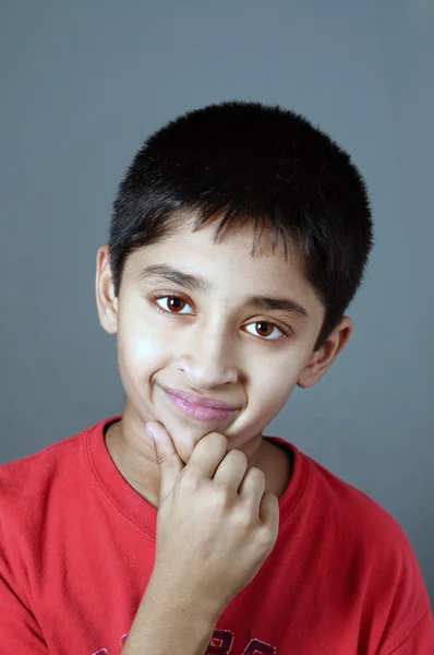 Yakışıklı Bir Hintli Çocuk Güzel Gülümsüyor — Stok fotoğraf