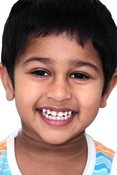 Een Gelukkig Knappe Indiase Kind Glimlachend Voor Camera — Stockfoto