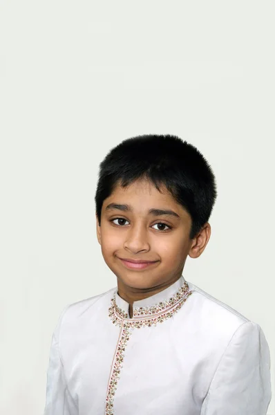 Egy Boldog Szép Indiai Gyerek Kamera Előtt Mosolyogva — Stock Fotó