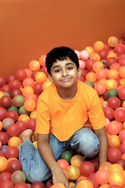 Przystojny Dziecko Indyjski Zabawy Przyjęciu Urodzinowym — Zdjęcie stockowe