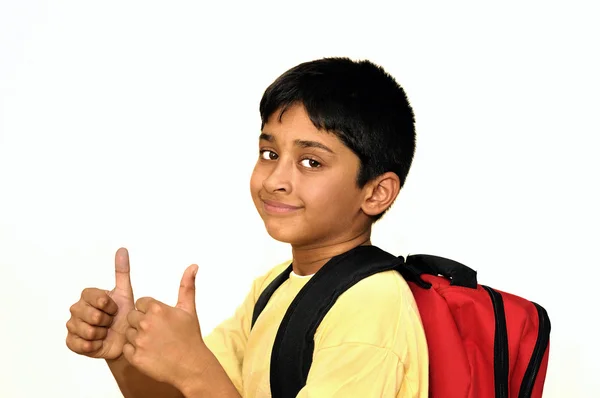 英俊的印度小孩高兴地去上学 图库图片