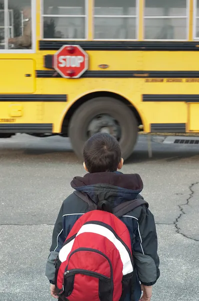 Ένα Μικρό Παιδί Που Περιμένει Πιάσει Σχολικό Λεωφορείο Royalty Free Φωτογραφίες Αρχείου