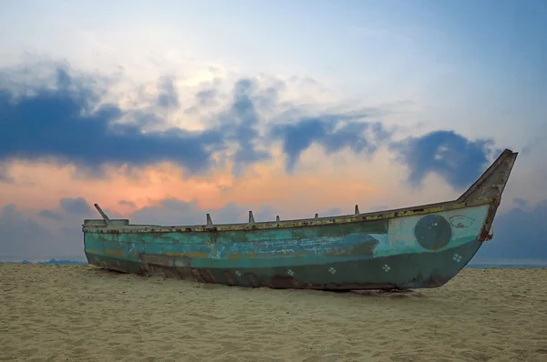 Закинутий Човен Сході Сонця Пляжі Тропікла Стокове Фото