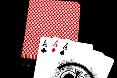 Üç as Poker kazanan kartları belirten