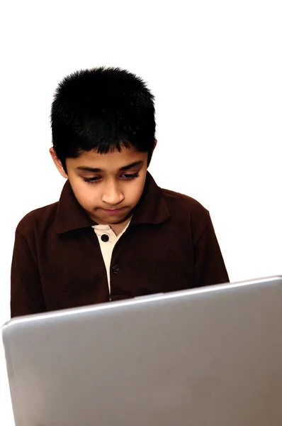Garoto Indiano Bonito Verificando Internet Com Seu Laptop — Fotografia de Stock