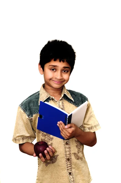 笑顔でリンゴを保持しているハンサムなのインドの子供 — ストック写真