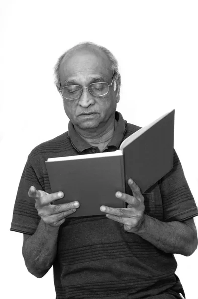 Старый Индийский Иммигрант Читает Синюю Книгу — стоковое фото