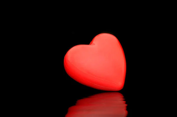 Красное Сердце Изолированное Темном Фоне Земли — стоковое фото
