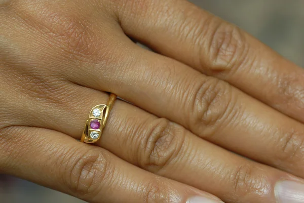 妇女为她情人节戴订婚戒指 — 图库照片