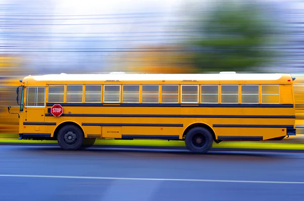 Ein Schulbus Rast Auf Ein Örtliches Rad — Stockfoto
